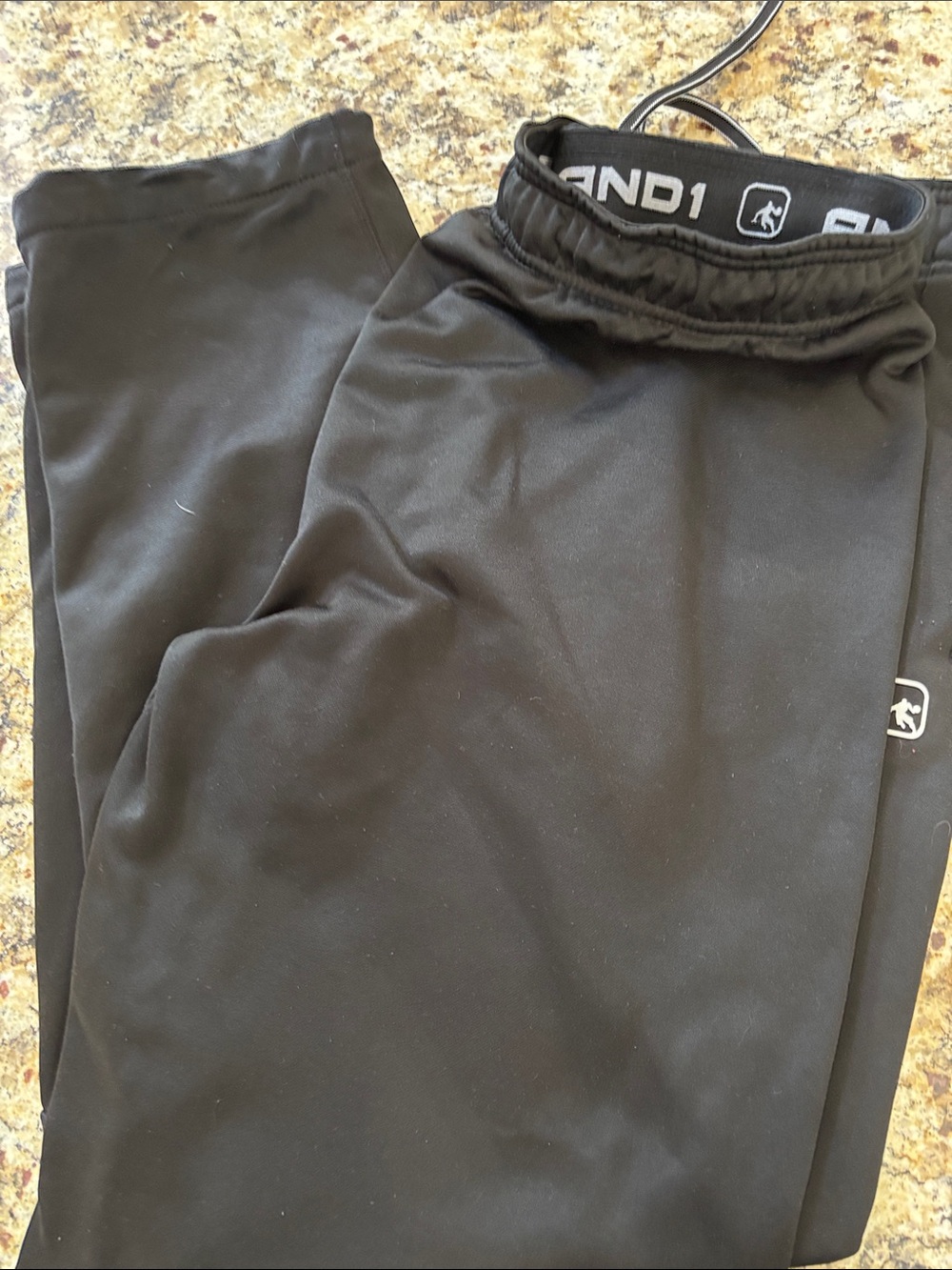 And1 Men's Black Logo-Trim Athletic Joggers